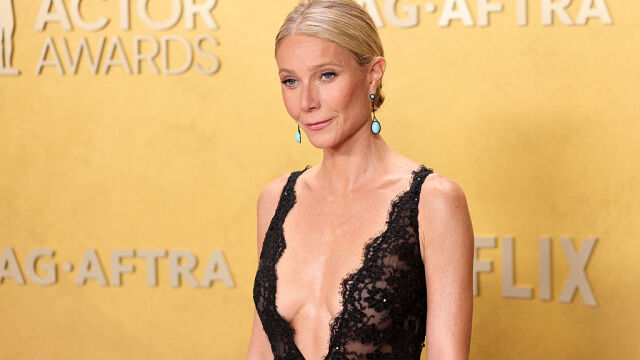 Η Γκουίνεθ Πάλτροου έχασε το σκουλαρίκης της στα Βραβεία Actor (φωτογραφία)