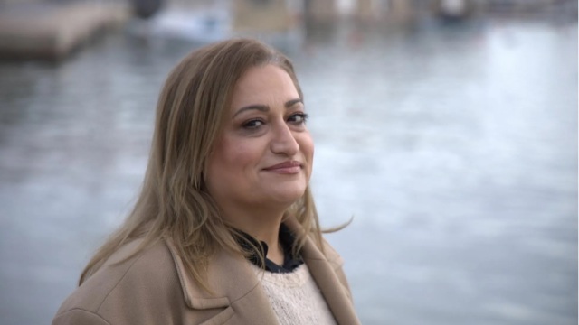 Η Σουνταμπέ, από το Ιράν, ζει στην Ελλάδα: «Περιμένω μόνο ένα “είμαστε καλά” – Μετά τον πόλεμο φοβάμαι μια “νίκη” χωρίς ελευθερία»