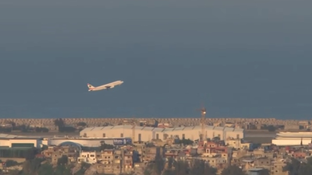 Επιβατικό αεροπλάνο απογειώνεται μέσα σε καπνούς και εκρήξεις στη Βηρυτό, δείτε βίντεο