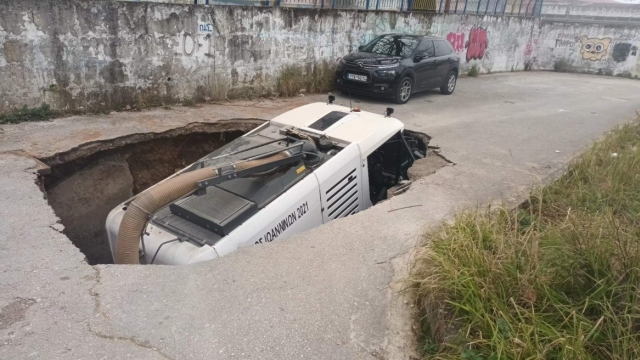 Ιωάννινα: Μεγάλη καθίζηση «κατάπιε» όχημα καθαριότητας του δήμου