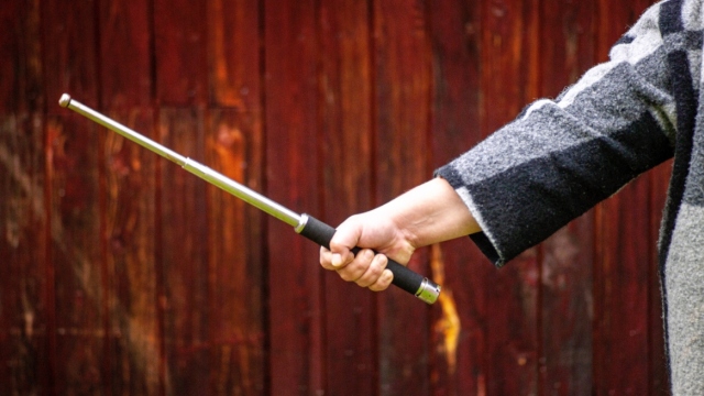 Συνελήφθη 17χρονος μαθητής που πήγε σχολείο με... πτυσσόμενο γκλομπ