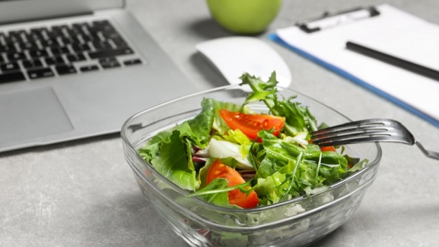 Το ταπεράκι της νηστείας: Τι να πάρουμε μαζί μας στο γραφείο