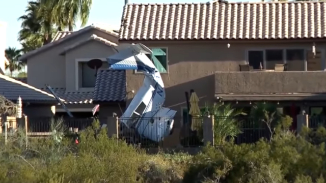 Τρεις τραυματίες από συντριβή μικρού αεροσκάφους σε σπίτια στο Φοίνιξ, δείτε βίντεο 