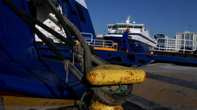 Δεμένα τα πλοία σε όλη τη χώρα: 24ωρη απεργία των ναυτικών για τη Μέση Ανατολή
