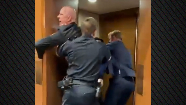 Επεισόδιο στο Καπιτώλιο με διαδηλωτή κατά του πολέμου στο Ιράν: Του έσπασαν το χέρι και τον έβγαλαν σηκωτό με τη βοήθεια γερουσιαστή, δείτε βίντεο