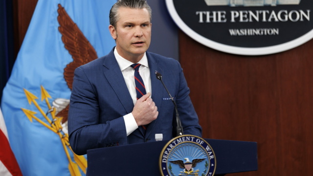 «Συνεχίστε μέχρι τέλους»: Το μήνυμα του Χέγκσεθ στον Κατς σε χθεσινή τους συνομιλία για την επίθεση στο Ιράν