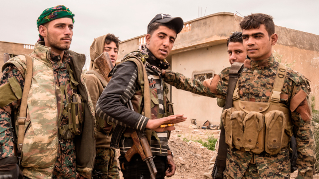 Axios: Οι Κούρδοι ετοιμάζονται με τη βοήθεια Μοσάντ και CIA για χερσαία επίθεση στο Ιράν, τι τους έχουν υποσχεθεί