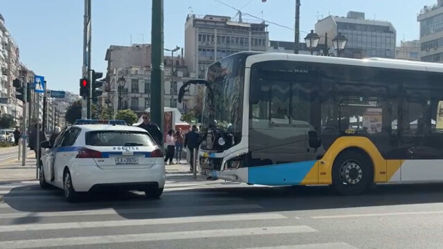Ηλικιωμένος παρασύρθηκε από αστικό λεωφορείο στον Πειραιά, τραυματίστηκαν και δύο επιβάτες, δείτε βίντεο