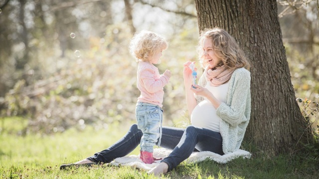 Μια ψυχοπαιδαγωγός εξηγεί γιατί η συμβουλή του «ποιοτικού χρόνου» με το παιδί μπορεί να γίνει παγίδα
