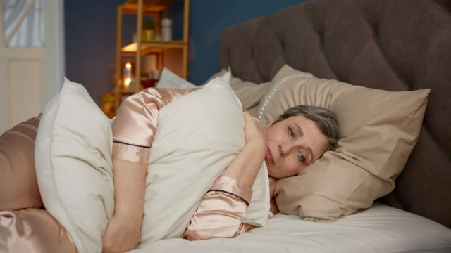 Γιατί ο ύπνος «χαλάει» μετά τα 60 – Τι μπορούμε να κάνουμε
