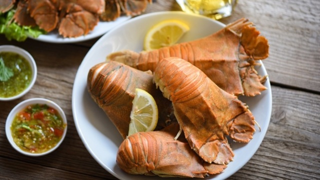 Η κωλοχτύπα και ο αστακός μοιάζουν αλλά δεν είναι το ίδιο: Πώς τα ξεχωρίζουμε και πώς τα μαγειρεύουμε