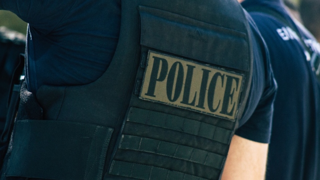 Συνελήφθη 49χρονος στο Καματερό: Βρέθηκε στο σπίτι του πιστόλι, σφαίρες και αλεξίσφαιρο με διακριτικά της ΕΛΑΣ