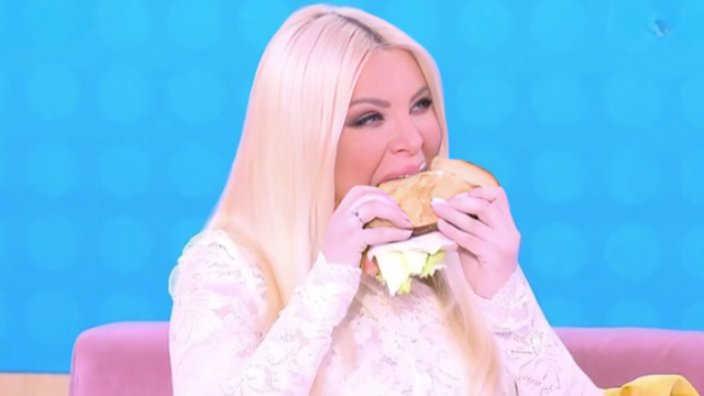 Κατερίνα Καινούργιου: Ο εκνευρισμός της όταν φάνηκε να τρώει στον τηλεοπτικό αέρα - Γιατί με δείχνεις ρε παιδάκι μου;