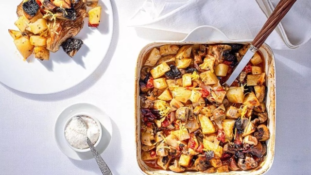 Μανιτάρια με πατάτες και φρέσκια ρίγανη στον φούρνο