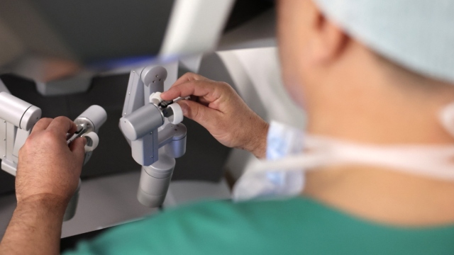 Η ρομποτική επέμβαση που έγραψε ιστορία: Χειρούργησαν ασθενή στο Γιβραλτάρ από απόσταση 2.400 χιλιομέτρων