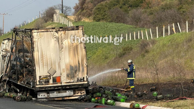 Φωτιά σε φορτηγό στην Εγνατία Οδό Θεσσαλονίκης - Σερρών στο ύψος της Ασσήρου