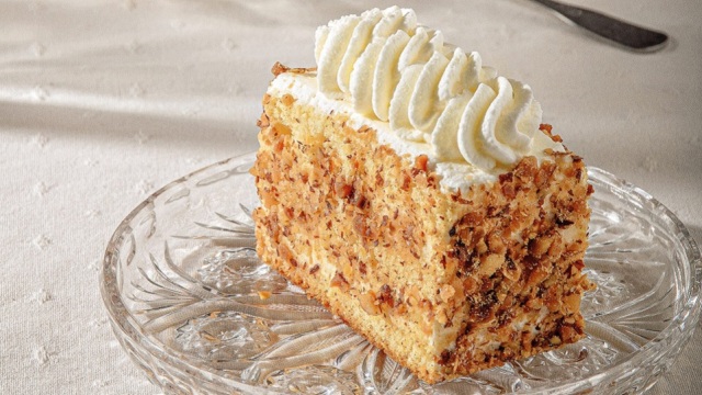 10 αγαπημένα ρετρό γλυκά που άφησαν εποχή στα ελληνικά ζαχαροπλαστεία (+συνταγές)