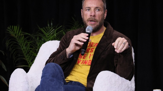 Νταξ Σέπαρντ: Μοιράζεται λεπτομέρειες της κακοποίησής του σε παιδική ηλικία