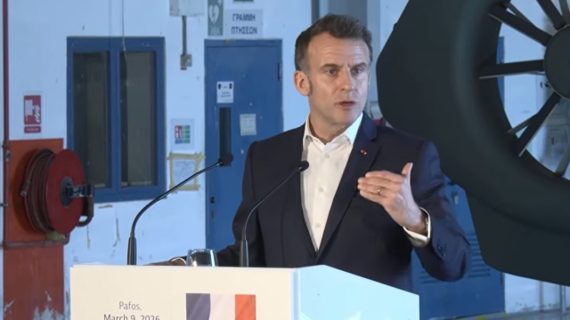 Ο Μακρόν απάντησε στο σχόλιο Τραμπ για το «χαστούκι που του έδωσε» η γυναίκα του