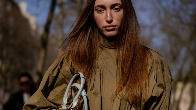 Τα πανωφόρια της άνοιξης σύμφωνα με το street style του Παρισιού
