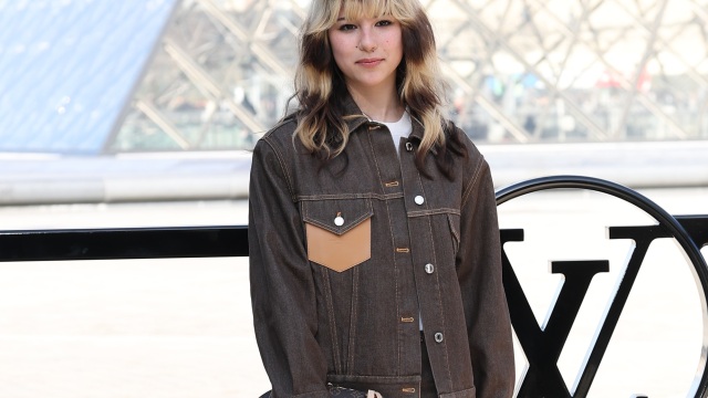 Alysa Liu: Με denim καφέ σύνολο στο show της Louis Vuitton στο Παρίσι
