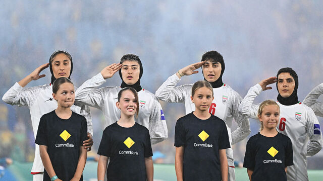 Οι Ιρανές αθλήτριες ποδοσφαίρου που λαμβάνουν βίζα στην Αυστραλία μετά το Κύπελλο Ασίας πέταξαν το χιτζάμπ