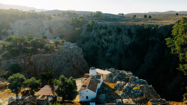 Σφακιά & Αράδαινα: Μια διαδρομή στην άγρια καρδιά της Κρήτης
