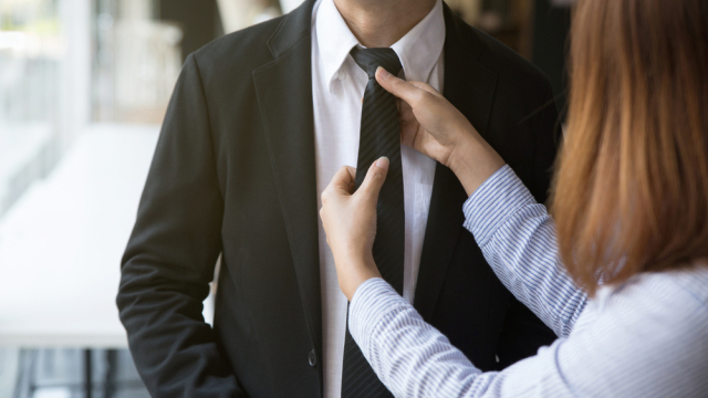 «Υπάκουες» γυναίκες και «σκληροί» άνδρες: Η Gen Z κάνει στροφή στην... παράδοση, δείχνει έρευνα