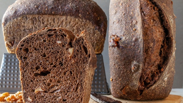 Χαρούπι: Γιατί επιστρέφει στην κουζίνα μας και πώς να φτιάξουμε ψωμί και παξιμάδια