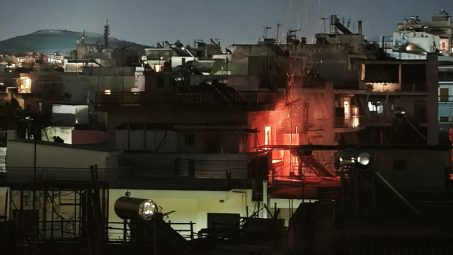 Φωτιά σε δώμα πολυκατοικίας στη Νέα Χαλκηδόνα, δείτε βίντεο και φωτογραφίες 
