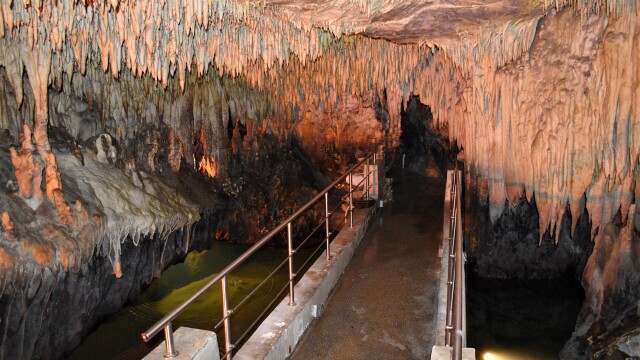 Ιχνηλατώντας το Σπήλαιο του Δράκου στην Καστοριά, ένας υπόγειος κόσμος γεμάτος σταλακτίτες, σταλαγμίτες και υπόγειες λίμνες
