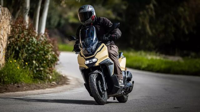 Δοκιμάζουμε το νέο προσιτό 125άρι scooter της UM Motorcycles - Πόσο κοστίζει;
