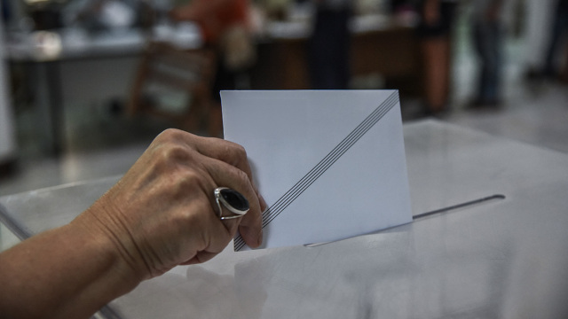 Metron Analysis και MRB δείχνουν ότι η ΝΔ τσίμπησε σχεδόν δύο μονάδες, φτάνει στο 31,1% λόγω πολέμου 