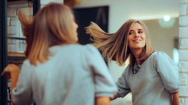 Βαφή: Το χρώμα μαλλιών που κρύβει χρόνια και μας μικραίνει