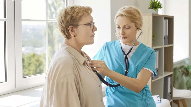 Καρκίνος πνεύμονα: Γιατί νοσούν άνθρωποι που δεν έχουν καπνίσει ποτέ – Η εξέταση που αλλάζει τα δεδομένα
