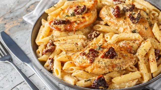 Φτιάχνουμε με μια σάλτσα 3 κρεμώδεις μακαρονάδες