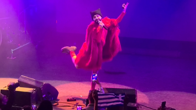 Ο Ακύλας τραγούδησε σε pre party της Eurovision στο Όσλο με κόκκινη γούνα, δείτε βίντεο