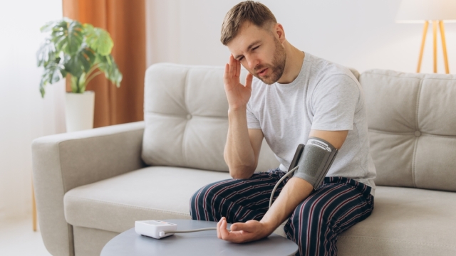 Γιατί η αρτηριακή πίεση ανεβαίνει το πρωί; Ο ειδικός εξηγεί πότε να ανησυχήσουμε