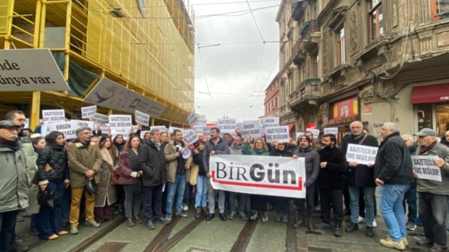 Αντιδράσεις στην Τουρκία για την προφυλάκιση δημοσιογράφου της αντιπολιτευόμενη εφημερίδα BirGün