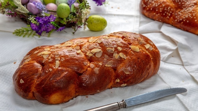 Γιατί πρέπει να βάζουμε φρέσκια μαγιά στο τσουρέκι (+2 συνταγές)