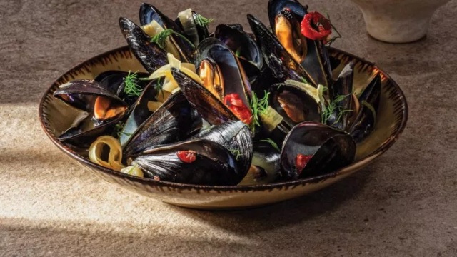 Μύδια, στρείδια κι άλλα όστρακα: Πώς τα καθαρίζουμε και τα μαγειρεύουμε σωστά στο σπίτι
