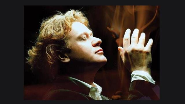 Ο Πέτρος Γαϊτάνος ερμηνεύει ύμνους για το Θείο Πάθος στο θέατρο Ακροπόλ 