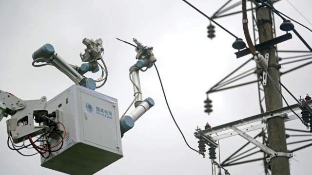 Ρομπότ ηλεκτρολόγος στην Κίνα: Επισκεύασε επιτυχώς γραμμή ρεύματος 10kV