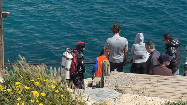 Βαρύ το κλίμα στη Βουλιαγμένη, προετοιμάζονται για την ανάσυρση της σορού του 34χρονου δύτη που έχασε τη ζωή του στο Πηγάδι του Διαβόλου 