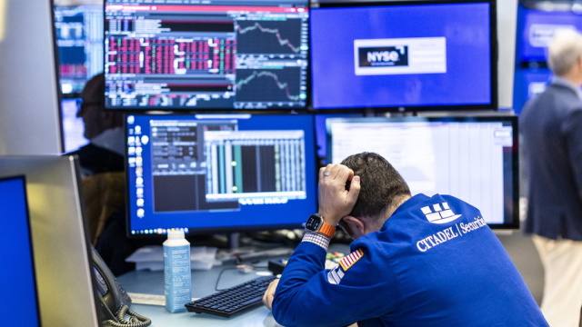 Αιμορραγεί η Wall Street:  Mαζικές ρευστοποιήσεις από τους επενδυτές μετά την δεκαήμερη παράταση που έδωσε ο Τραμπ