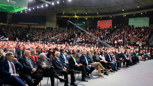 4ο Συνέδριο ΠΑΣΟΚ: Ποιοι πήραν θέση δίπλα στον Ανδρουλάκη, δείτε βίντεο