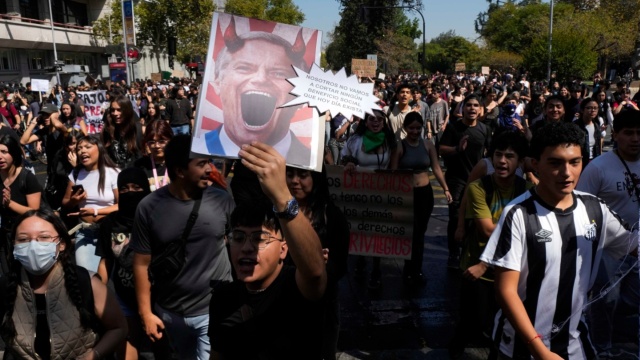 Ένταση σε διαδηλώσεις μαθητών και φοιτητών κατά της λιτότητας στη Χιλή, δείτε βίντεο
