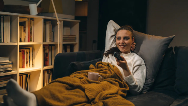 Τα Σαββατοκύριακα γίνεστε σπιτόγατοι; Τότε έχετε αυτά τα 7 μοναδικά χαρακτηριστικά
