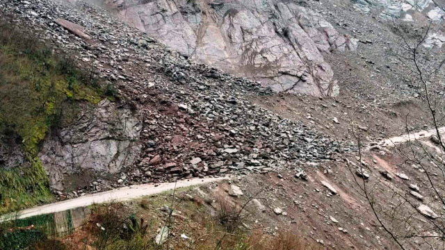 Έκλεισε ο κεντρικός δρόμος προς το Ανθηρό της Καρδίτσας λόγω κατολίσθησης, δείτε βίντεο και φωτογραφίες