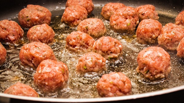 Γιατί διαλύονται τα κεφτεδάκια στο τηγάνι; Tο λάθος στη ζύμη